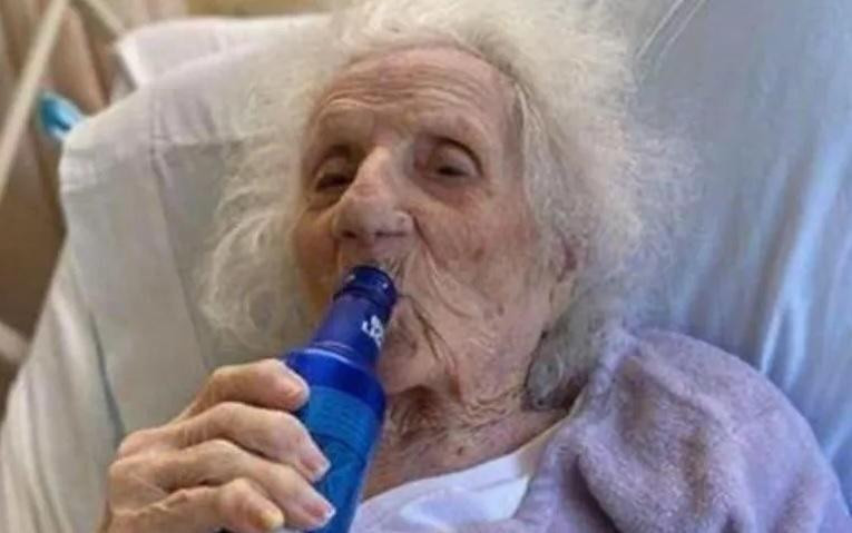 Mujer de 103 años que venció al coronavirus y lo festejó con una cerveza