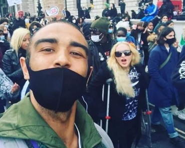VIDEO: Madonna se sumó con muletas a las protestas en Londres contra el racismo
