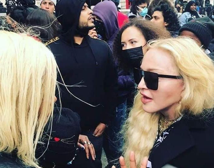 Madonna se sumó con muletas a protesta de Black Lives Matter en Londres contra el racismo	