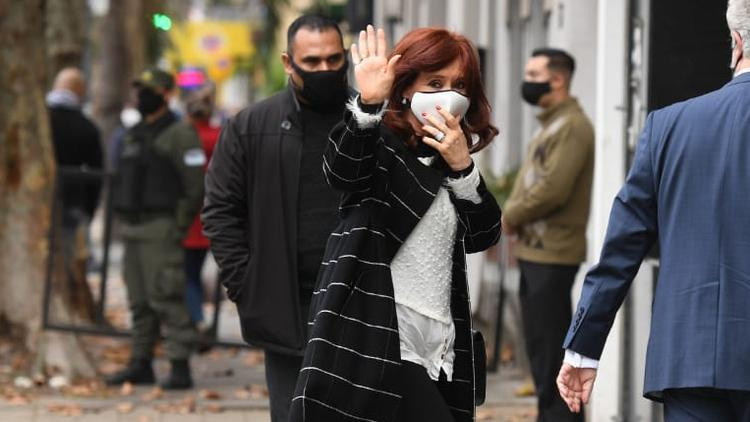 Cristina Fernández de Kirchner, con barbijo, al llegar a los tribunales de Lomas de Zamora, Foto Maximiliano Luna