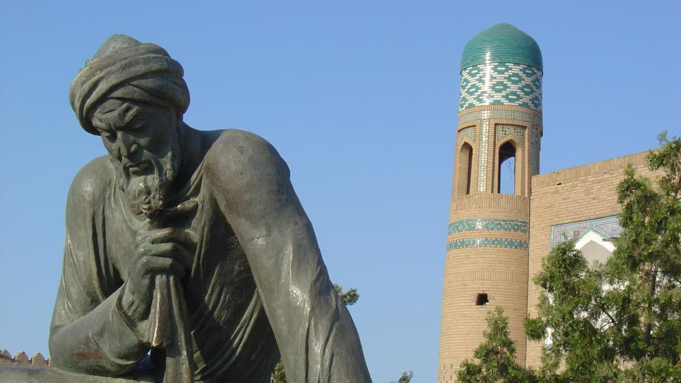Al-Khwarizmi, un matemático, astrónomo y geógrafo persa​​ musulmán, que vivió aproximadamente entre 780 y 850	