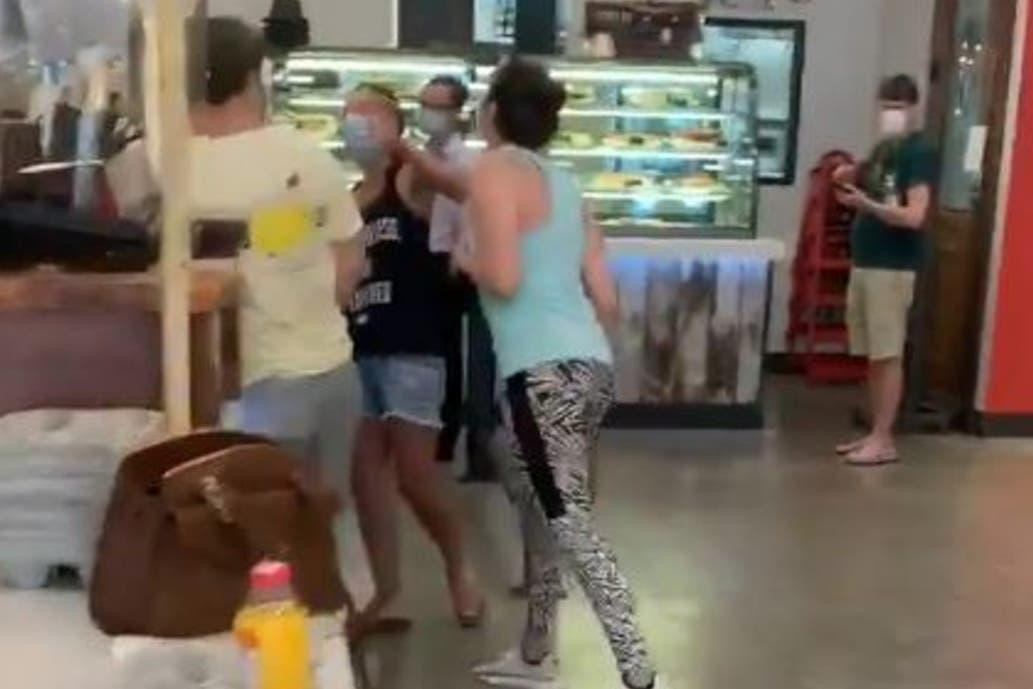 Captura de video de mujer tosiéndole a otra, video