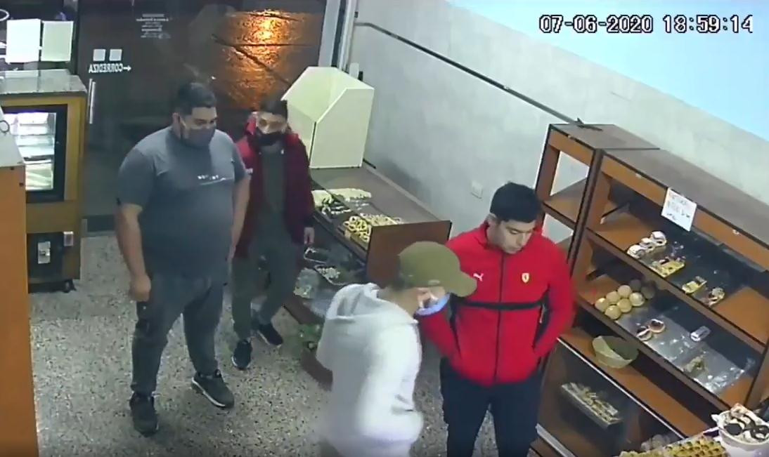Dos ladrones con barbijos asaltaron panadería en Laferrere, le robaron a los clientes