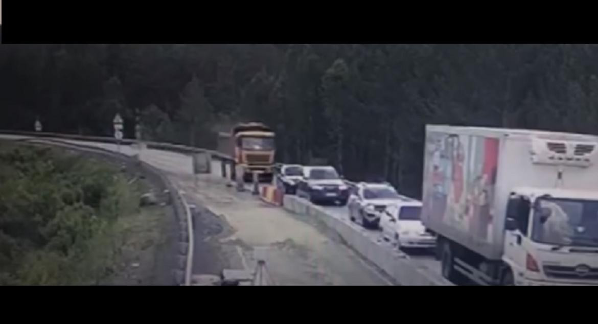 VIDEO RT, a un camión le fallan los frenos provoca un accidente en cadena mortal