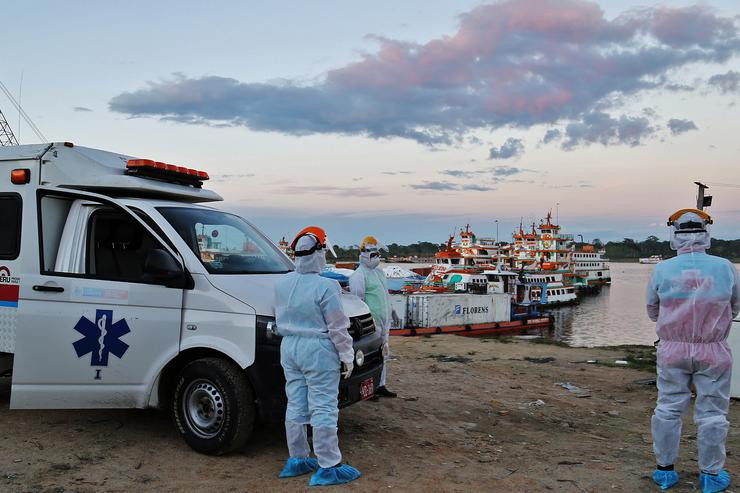 Personal médico espera a los pacientes con coronavirus en puerto en el río Amazonas, en Iquitos, Perú