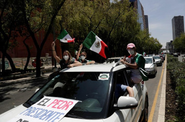 Coronavirus en México: exigen renuncia del presidente López Obrador con caravana de autos