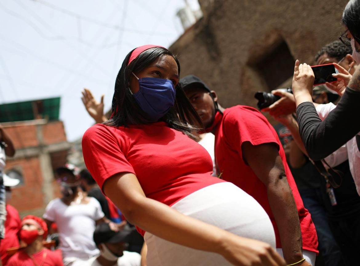 Coronavirus, mujer embarazada con barbijo, pandemia, Reuters