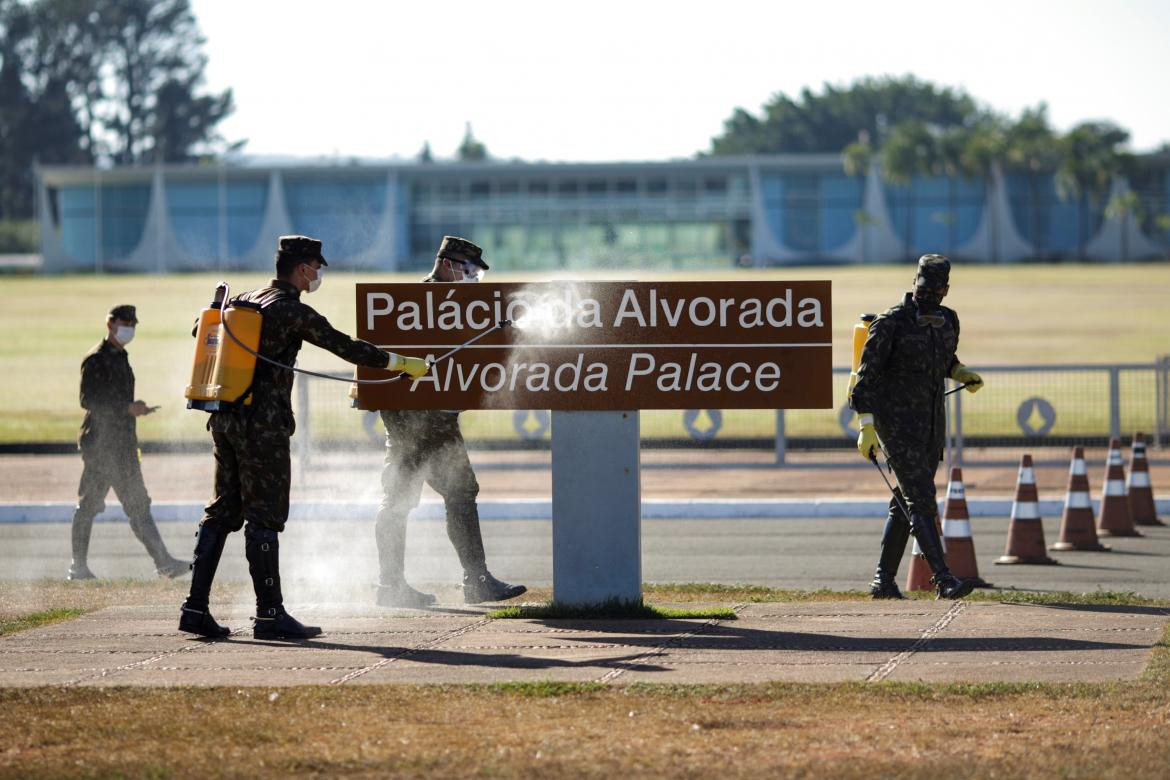 Coronavirus en Brasil, Bolsonaro, desinfección en Palacio de Alborada, REUTERS