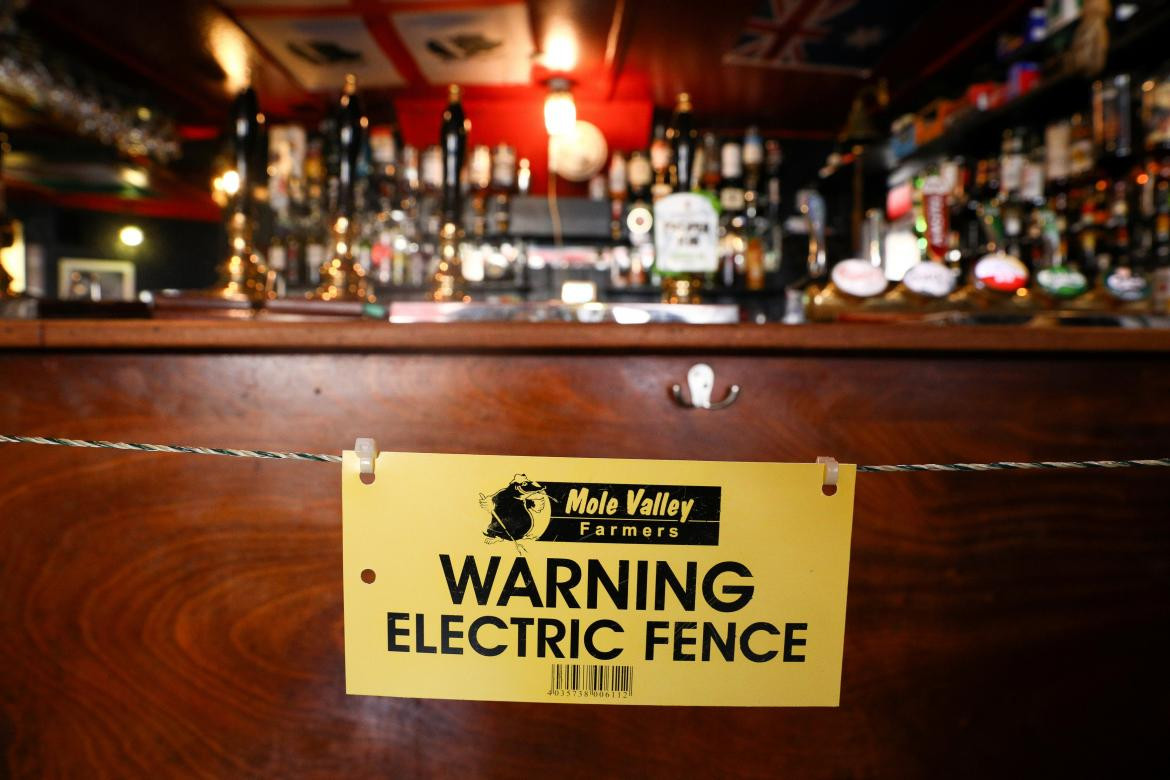 Cerveza, bar inglés, descarga con valla eléctrica, coronavirus en Reino Unido, REUTERES