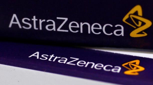 El logotipo de AstraZeneca en la caja de un medicamento en una farmacia de Londres, Reino Unido, Foto: Archivo Reuters