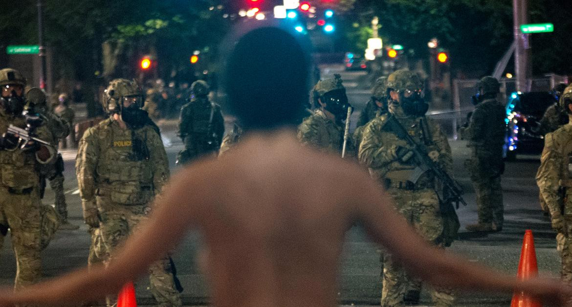 Manifestante desnuda se enfrenta a los agentes federales, Portland, REUTERS