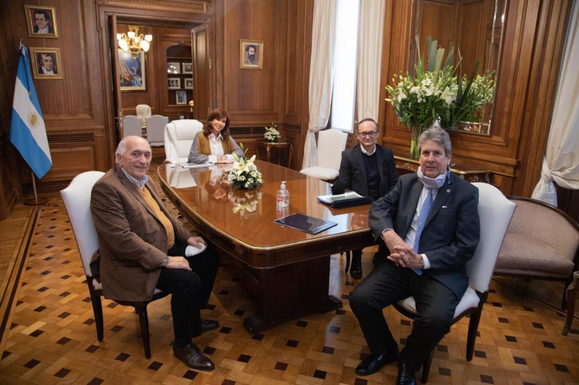 Cristina Fernández junto a representantes de cámaras agrícolas en el Senado