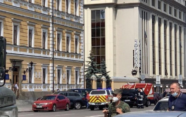 Un hombre amenaza con explotar un banco en Ucrania y se atrincheró con rehenes 