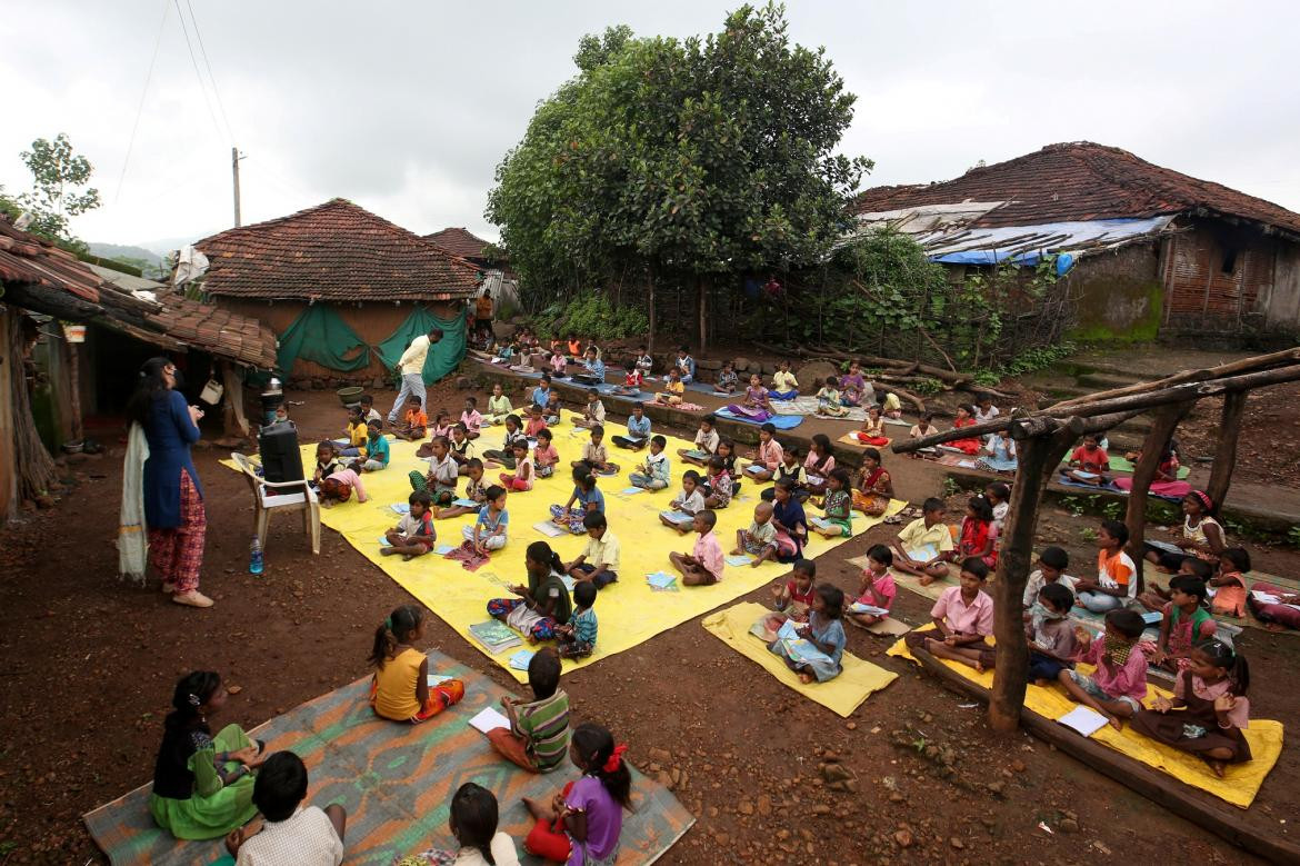 Niños sin acceso a internet asistiendo a una clase grabada en India, REUTERS