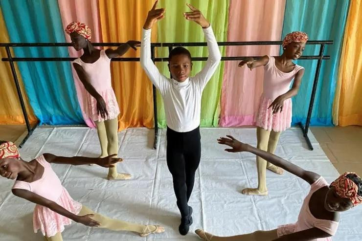 Niño bailando ballet en India