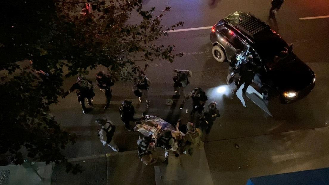 Médicos y policías cerca de la víctima del tiroteo en Portland, EE.UU., Reuters