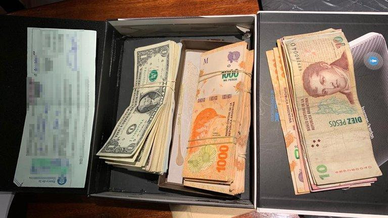 En los operativos se secuestraron dinero en efectivo, dispositivos móviles y cheques, entre otros elementos