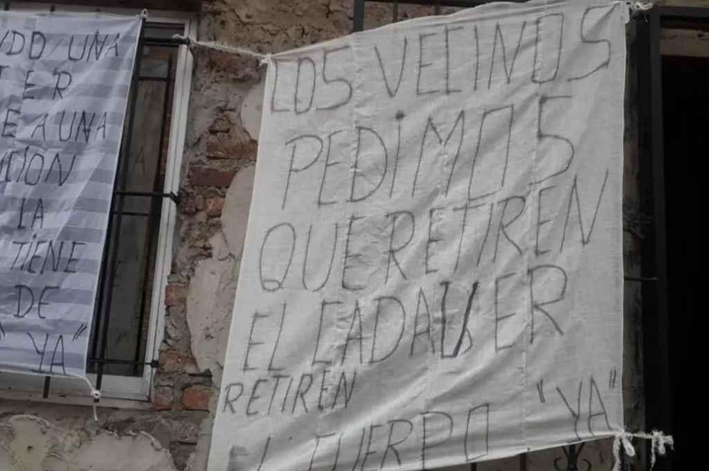 Cartel de vecinos que piden retirar cuerpo de hombre en Lomas de Zamora
