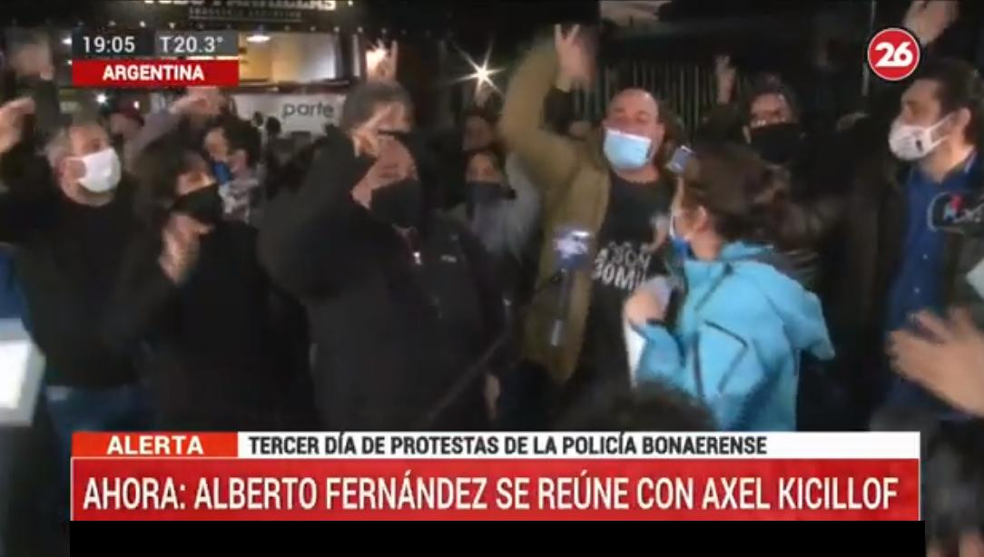 Protesta en favor del Gobierno ante la Policía Bonaerense, captura Canal 26