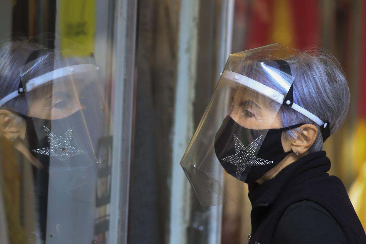 Coronavirus en Argentina, pandemia, covid-19, mujer frente al espejo, NA