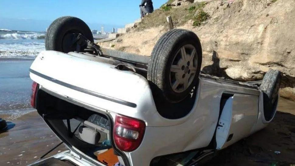 Mar del Plata, auto con dos jóvenes cayó desde un acantilado	