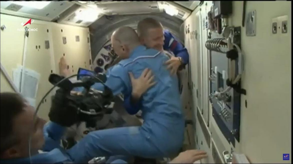 Astronautas de la ISS recibiendo a la nueva misión de la Soyuz de Roscosmos 