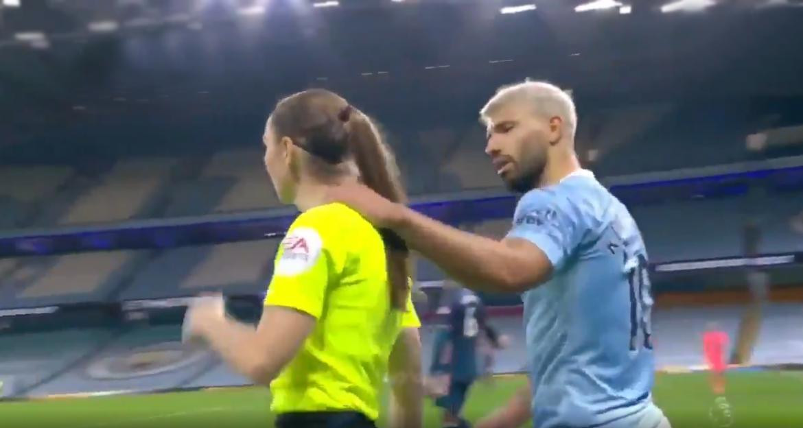 Polémico gesto de Kun Aguero con jueza de línea, Manchester City, Premier League