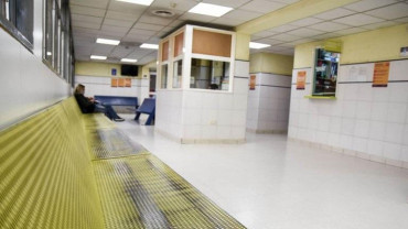 Una mujer con coronavirus murió en la guardia de un hospital porque no había camas