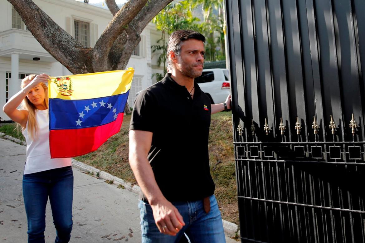 Leopoldo López saliendo de la embajada de España