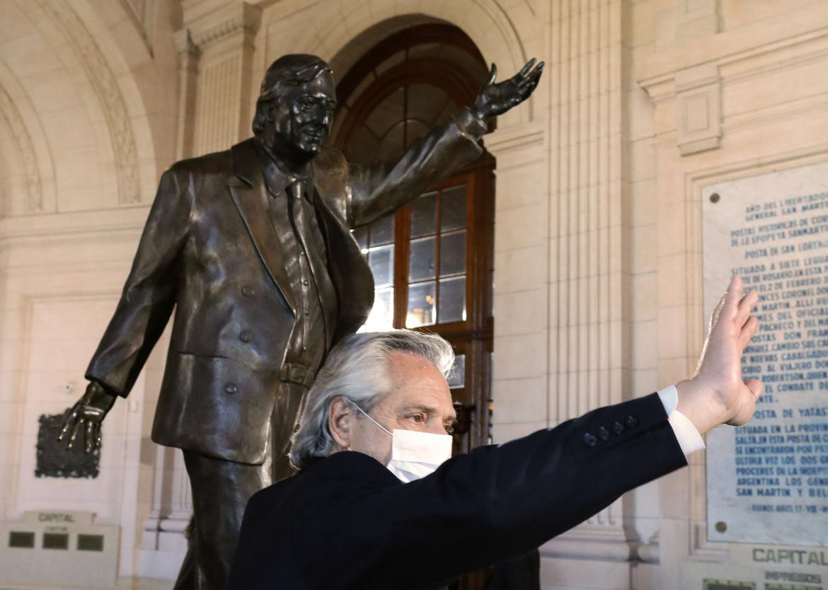 Alberto Fernández junto a la estatua de Néstor Kirchner, NA