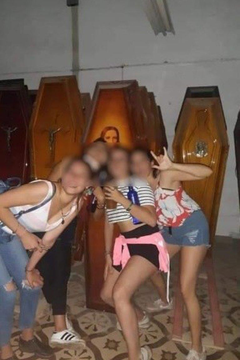 Un grupo de jóvenes realizaron una fiesta clandestina en un cementerio y se sacaron fotos con los ataúdes