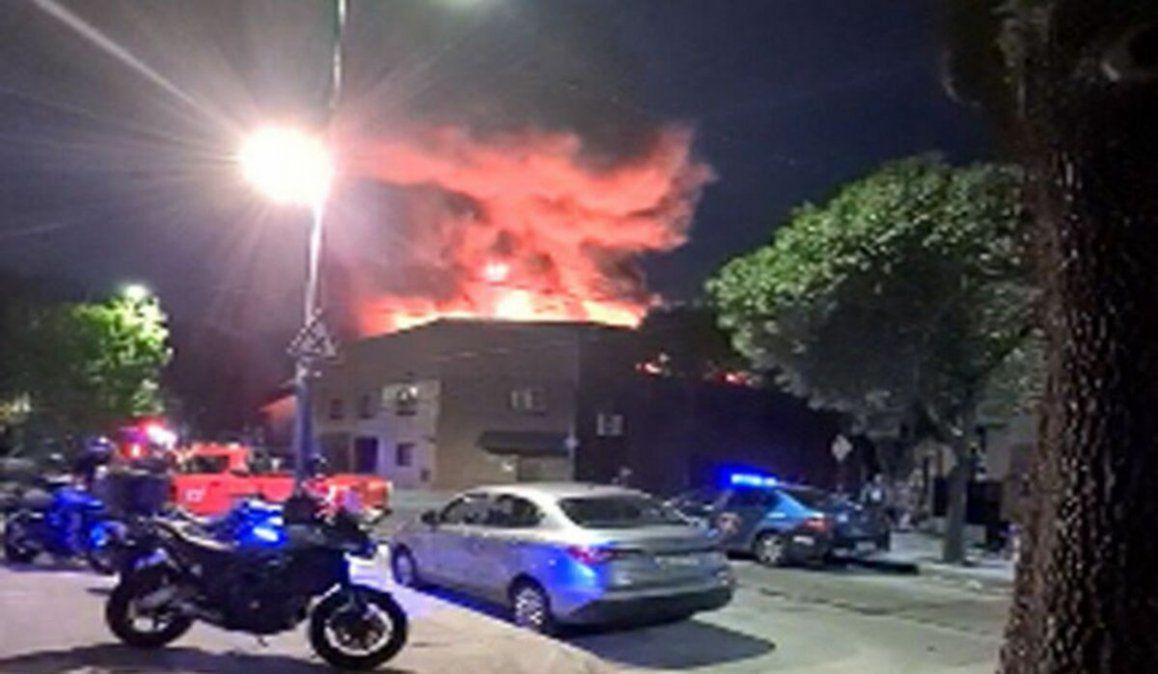 mpresionante incendio en un salón de fiestas en Parque Chacabuco