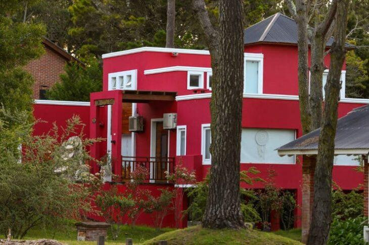 Usurpan una casa en Cariló , le cambiaron la fachada y la pintaron de otro color