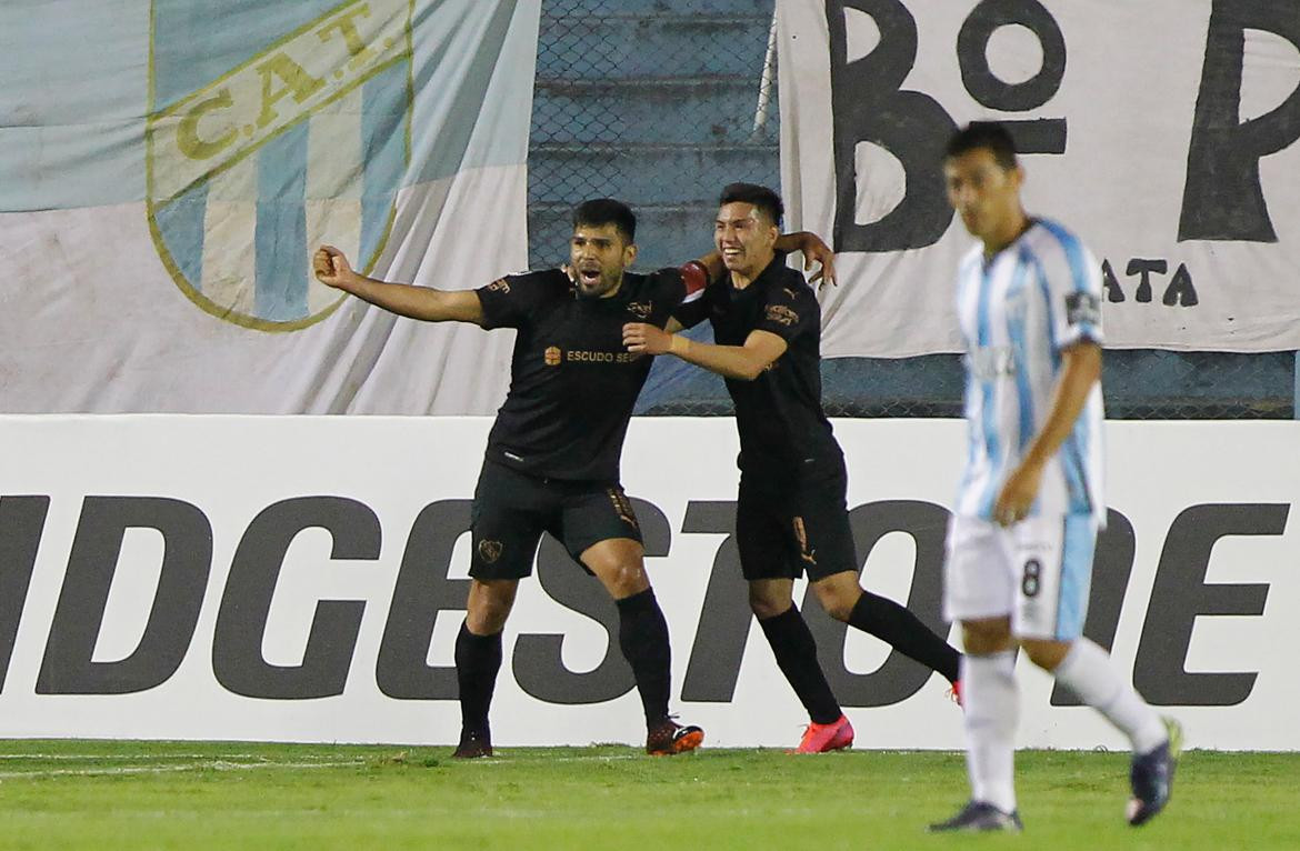 Silvio Romero festeja gol de Independiente