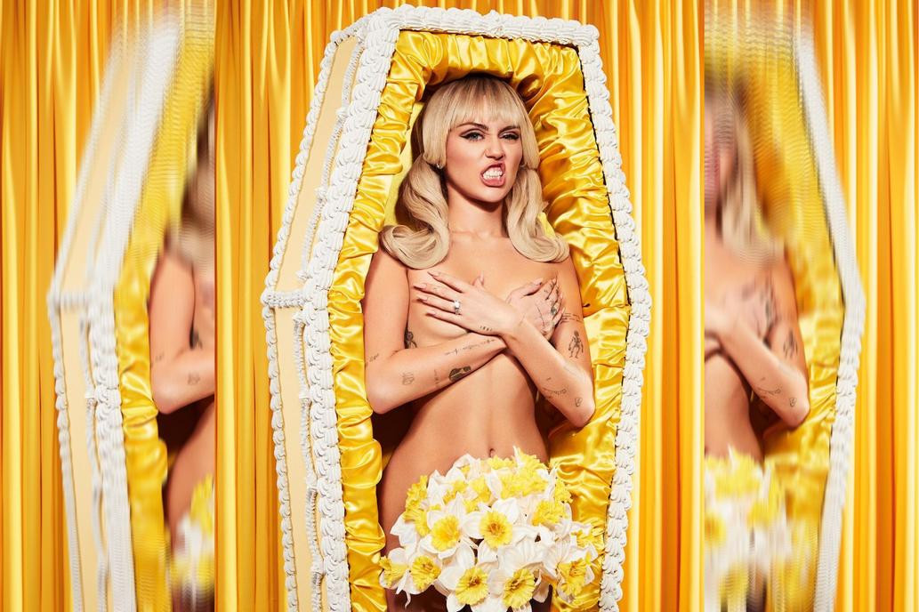 El desnudo de Miley Cyrus dentro de un ataud