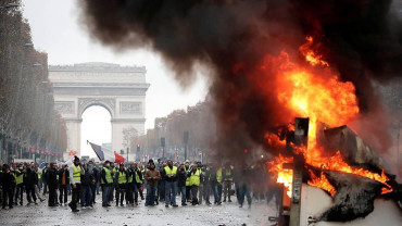 Multitudinaria protesta en París por la violenta golpiza de la policía a un productor musical