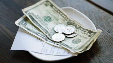 A una camarera le dieron 2 mil dólares de propina y sus jefes no se la quisieron dar 