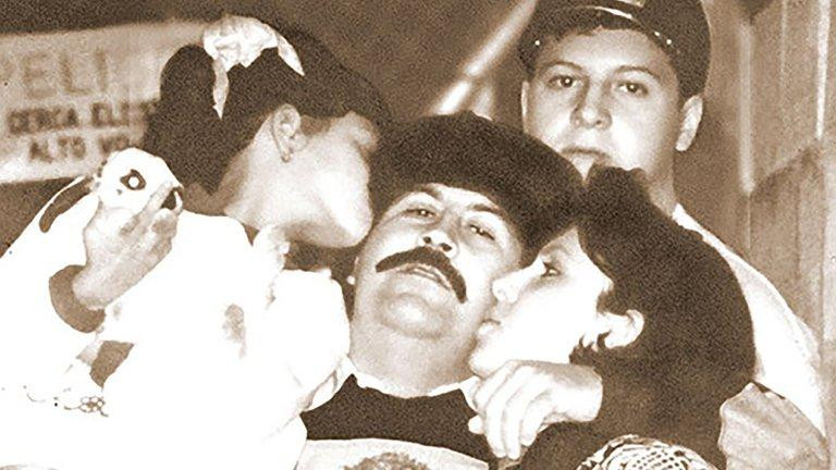 Pablo Escobar, Victoria Eugenia, y sus hijos, Juan Pablo y Manuela, Álbum familiar