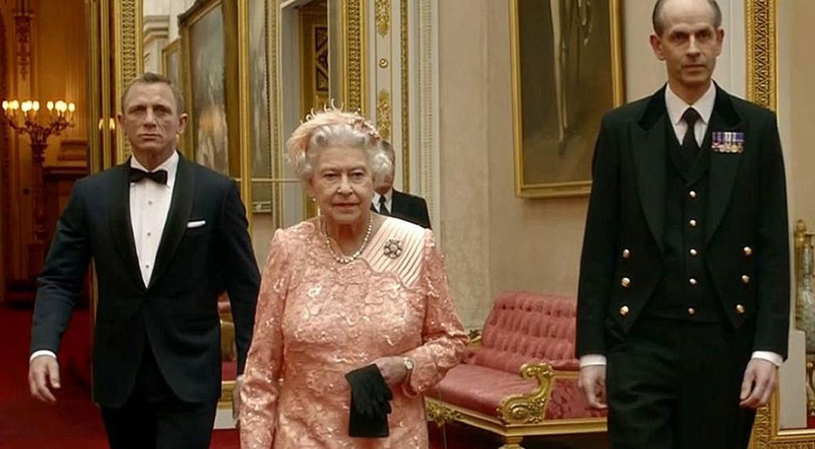 Reina Isabel II junto a James Bond