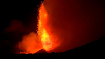 VIDEO: Impactante erupción del volcán Etna que arrojó una fuente de lava gigante sobre el Mediterráneo