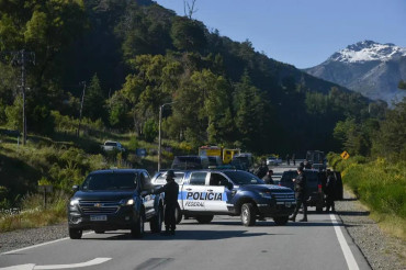 Villa Mascardi en máxima tensión: policía se enfrenta con mapuches en un predio tomado