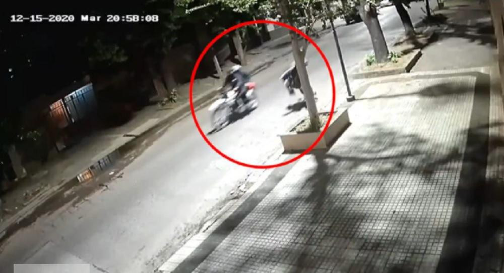 La Plata, motochorros lo mataron de un balazo mientras iba en bicicleta, Captura de video