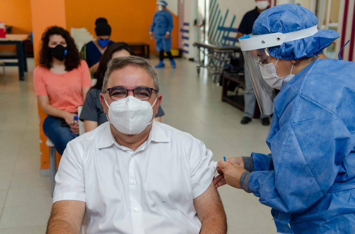 El gobernador de Catamarca, Raul Jalil, recibe la dosis de la vacuna Sputnik V. Foto NA