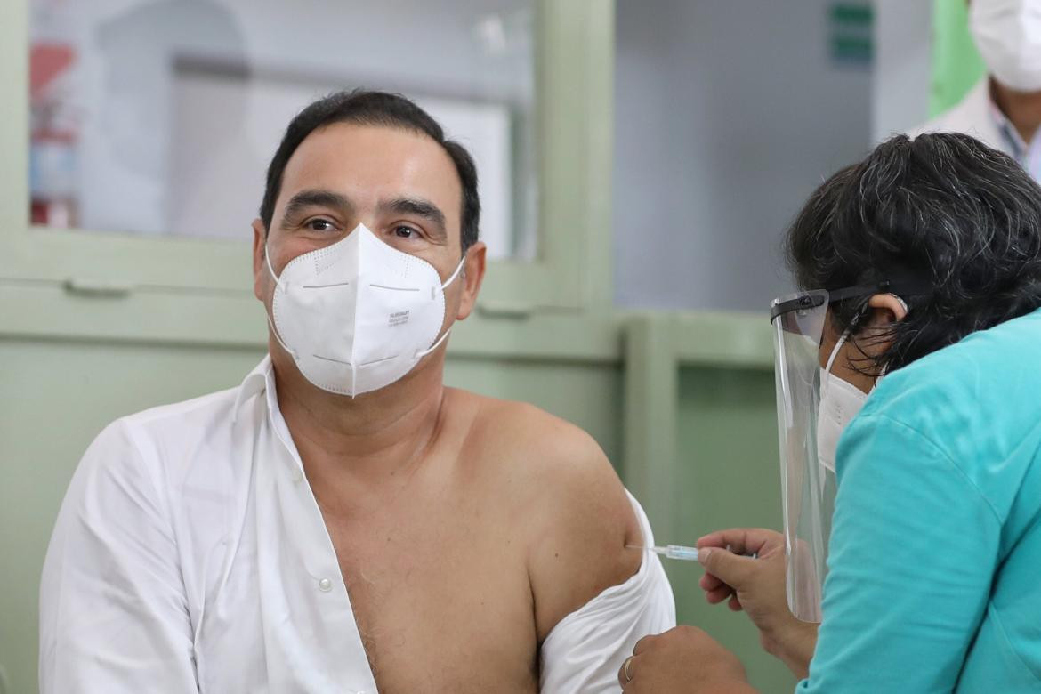 El gobernador de Corrientes, Gustavo Valdez, recibe la dosis de la vacuna Sputnik V en el Hospital de Campaña Hogar Escuela. Foto NA