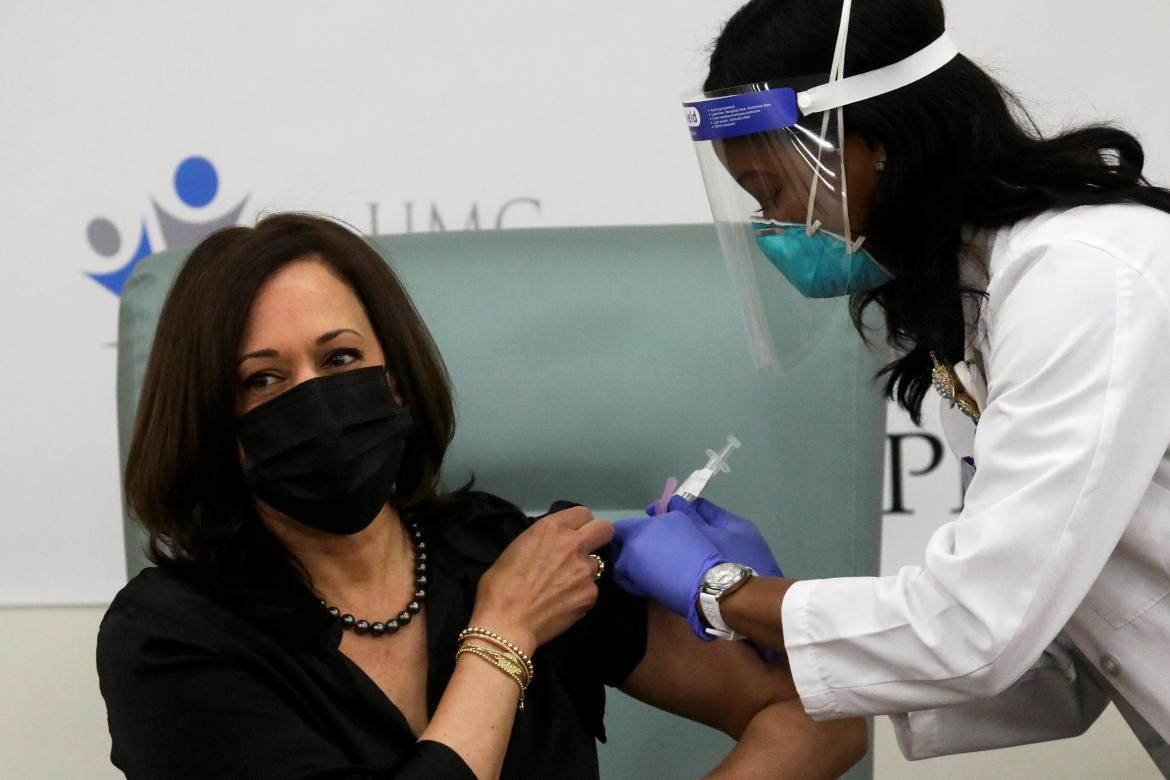 Kamala Harris, vicepresidenta electa de Estados Unidos recibe la vacuna contra el coronavirus, REUTERS