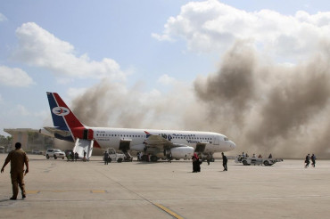 Terror en Yemen: violento ataque a avión que trasladaba a funcionarios de Gobierno, hubo al menos 10 muertos