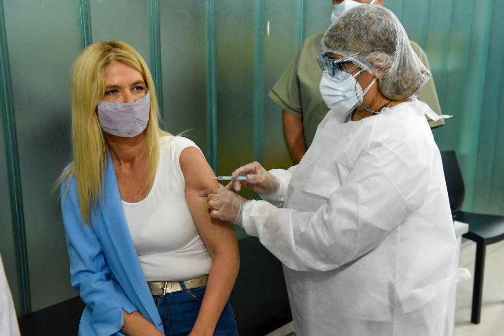Vacunación de Verónica Magario contra el coronavirus