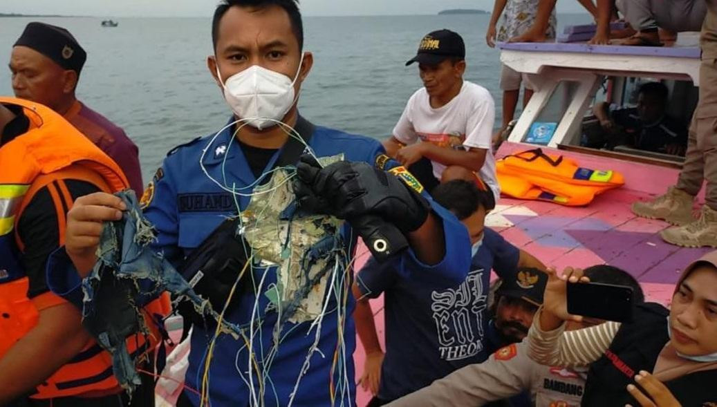 Restos hallados del avión que había desaparecido en Indonesia