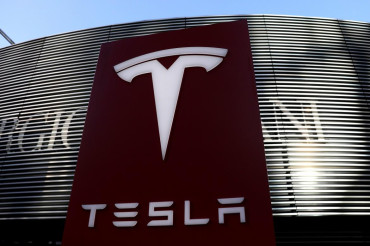 Tesla supera los 800.000 millones de dólares de valor de mercado por primera vez