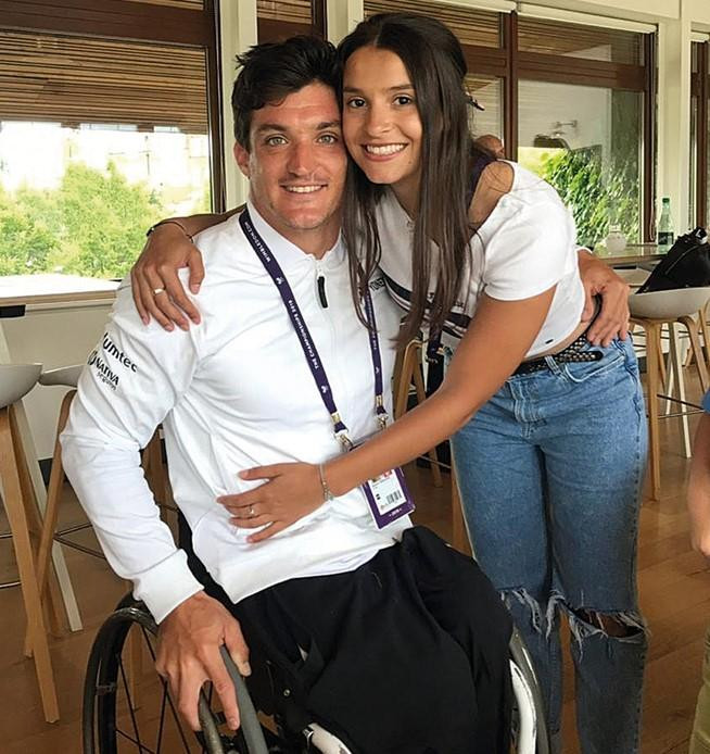 Gustavo Fernández junto a su novia